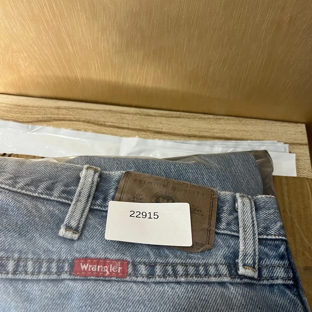 Wrangler Jeans‎ Mens Size 38x32 Light Wash Regular Fit Straight Leg Denim Pants